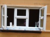 Holzfenster-weiss-auswärts-öffnend-Bremer-Stange