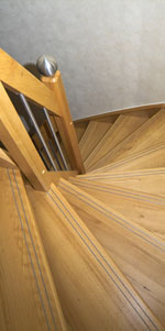 Holztreppe aus hellem Holz