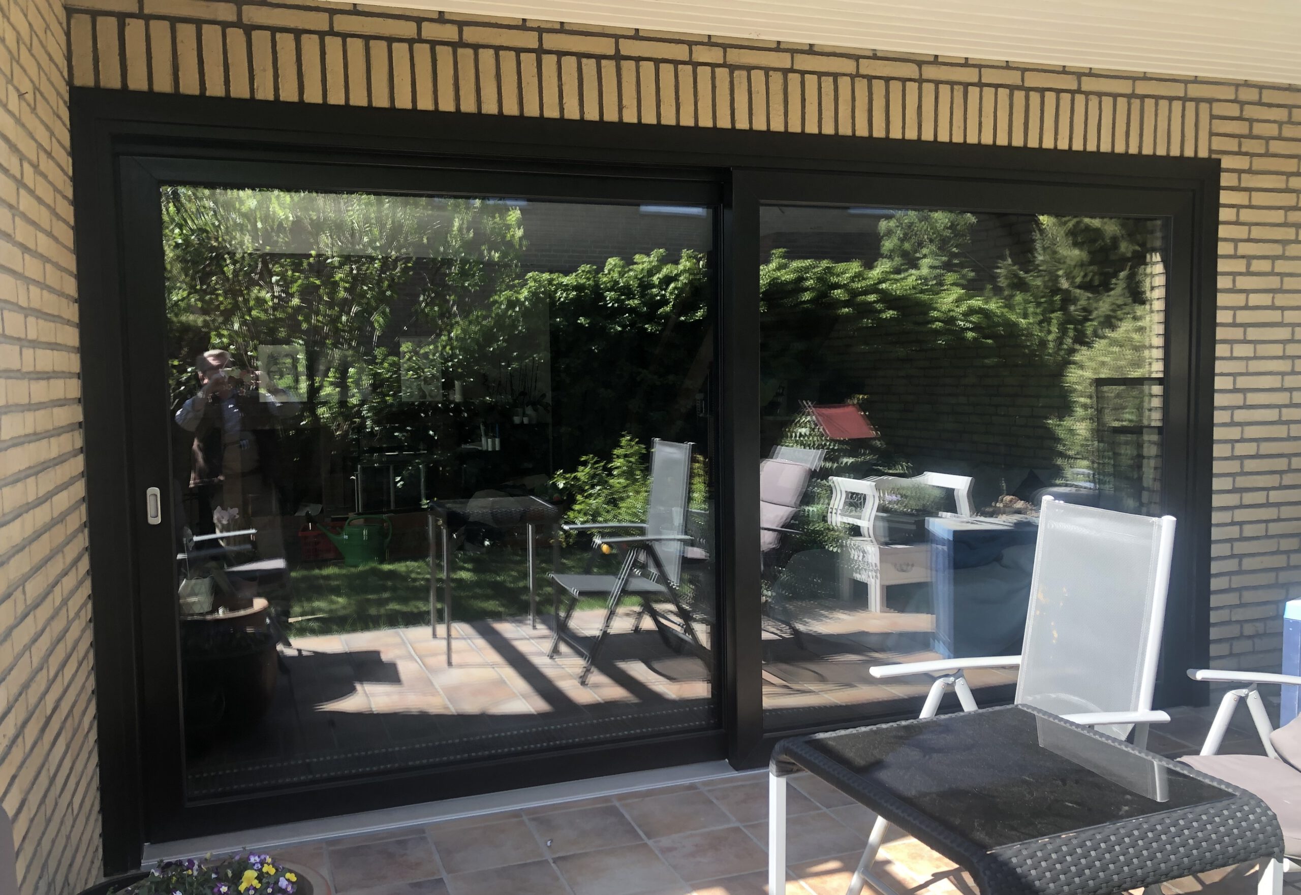 Fenster aus Kunststoff können sich durch eine große Auswahl von Farben und Ausführungen flexibel an jedes Haus anpassen.