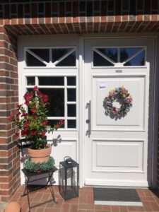 Holztür mit Sprossen