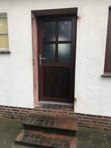 Seitentür aus Kunststoff mit Mahagoni-Dekor von Tischlerei Oetken in Delmenhorst.